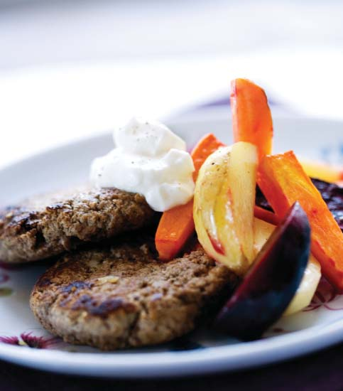 FÄRSBIFFAR MED ROSTADE ROTFRUKTER OCH GETOSTKRÄM RECEPT Ca 4 min Rotfrukter knippe rödbetor 20 gram morötter 200 gram färskpotatis tsk torkad rosmarin* Färsbiffar Ca 00 gram nötfärs ½ gul lök ägg tsk