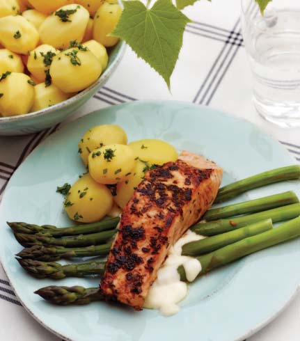 GRILLAD LAX MED SPARRIS OCH VÄSTERBOTTENSSÅS RECEPT 2 Ca 30 min Lax Ca 600 gram laxfilé 2 tsk råsocker* 2 tsk kumminfrön* 2 tsk fänkålsfrö* tsk chiliflakes* tsk salt* 2 krm svartpeppar* Skal från