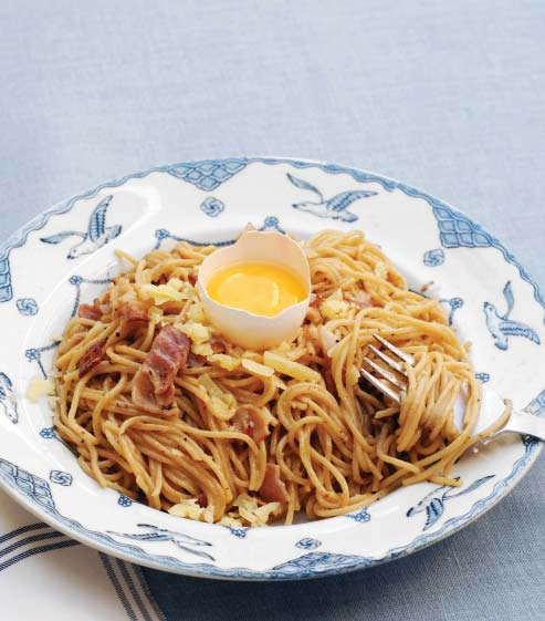 PASTA CARBONARA RECEPT 4 Ca 20 min 00 gram spagetti gul lök äggulor ½ dl grädde 7 gram västerbottensost 2 pkt bacon ½ tsk salt* Svartpeppar* Tillbehör ½ gurka 2 tomater 69 2 G PROTEIN 43 G FETT 33 G