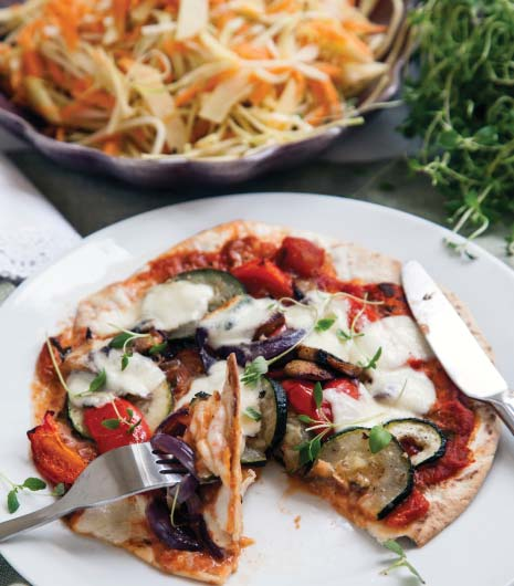 TORTILLAPIZZA MED MOZZARELLA OCH GRILLADE GRÖNSAKER RECEPT Ca 4 min Tortillapizza 4 tortillapizzabröd zucchini paprika 200 gram champinjoner rödlök 3 vitlöksklyftor 2 msk olivolja* burk tomatsås pkt