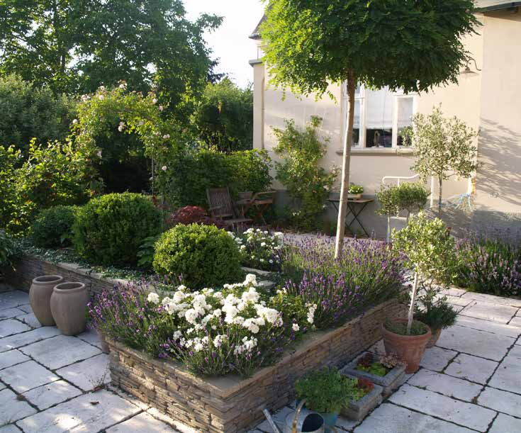 39 Old Town Det lätt slitna utseendet på plattorna i Bradstone Old Town-sortimentet passar utmärkt i miljöer där ett intryck av vittrad elegans eftersträvas.