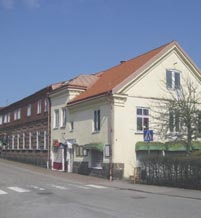 allmännyttiga kommunala bostadsaktiebolag som gäller från och med 1 januari 2011. Det administrativa kontoret finns sedan 2001 i egna lokaler i det ombyggda gamla stationshuset i Laholm.