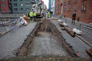 Figur 4. Lerbotten synlig mot bottensanden. Schakt 2, Västergatan Schaktet påbörjades i öster, ute i Västergatan, och drogs västerut, i gatans längdriktning.