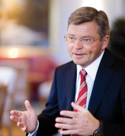 samheten märks också på den tvåsiffriga tillväxttakten i både ut- och inlåningen och på den solida intäktsökningen inom kundområdena. Vi har fler kunder och högre intäkter per kund än någonsin.
