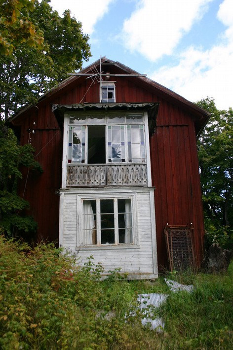 Lilla Skagene 1:2 Lilla Skagene utgörs av en enskilt belägen byggnad mitt på Hammarös södra del. Huset är numera obebott och nedgånget. Manbyggnad, timrad i 2½ plan med faluröd lockpanel och tegeltak.