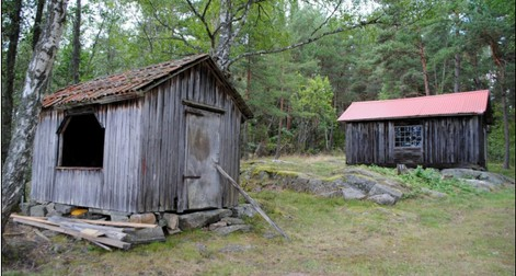 Foto: Värmlands museum C- På västra sidan av Västerskagsudden finns lämningar efter ett fiske som bedrivits under 1900- talet. Det rör sig om två platser vilka ligger längs klipporna.