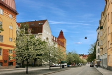 E-F FRÅN STADSMILJÖ TILL LANDSVÄG Område E och F visar en omväxlande sekvens av stadsrum från fyravåningshus, till radhus i tvåvåningar och landsvägens fristående villor.