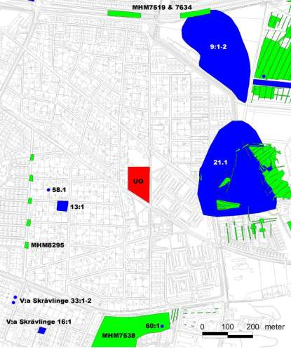 drygt en meter. Dessutom fanns det nedgrävd dränering var sjätte meter och brunnar till detta över hela ytan. I direkt närhet till undersökningsområdet finns få kända fornlämningar (figur 3).