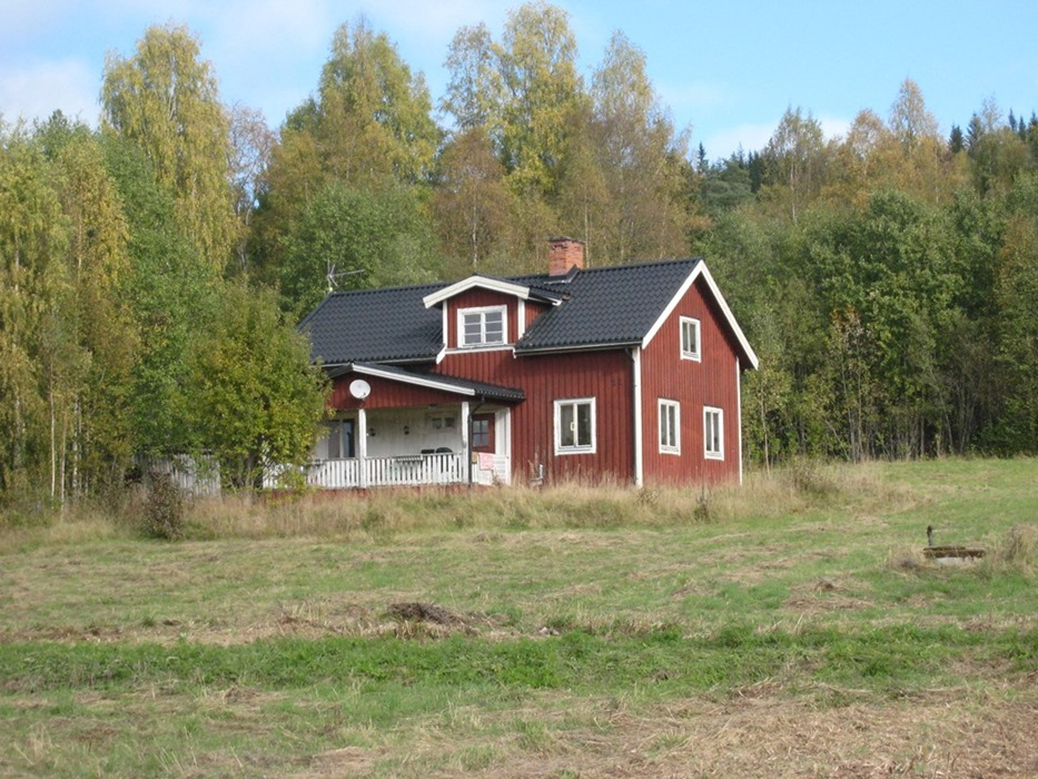 GÅRD - NORRA MOSSBERG - PRIS: 375 000:- ELLER HÖGSTBJUDANDE Beskrivning Liten gård i Romboland, Norra Mossberg Liten gård i Romboland, Norra Mossberg, Hagfors kommun. 1½ plans hus med 4.r.o.k. Totalt ca 2,2 ha varav ca 0,7 ha skogsmark och ca 0,8 ha inägomark.