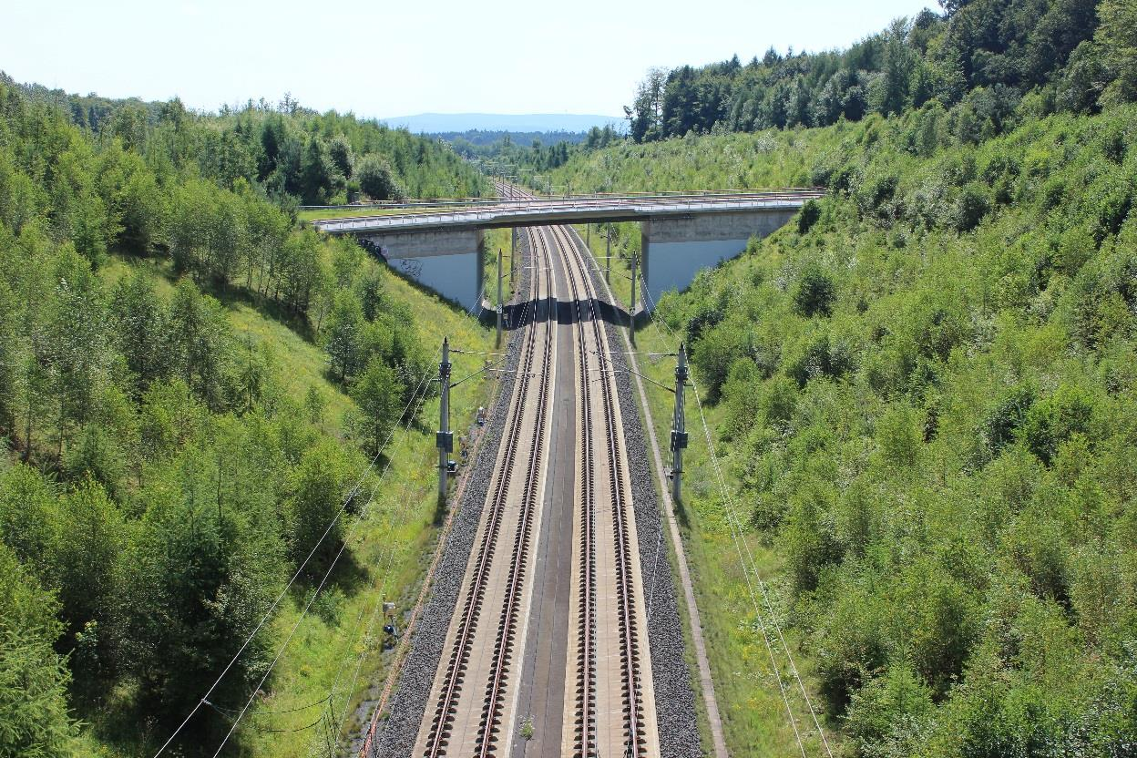 7.1.3 Banöverbyggnad Utformning av banöverbyggnad för en höghastighetsjärnväg ska utföras som ballastfritt spår (slab track, fixerat spår) då hastigheten för höghastighetsjärnvägen är >200 km/h.