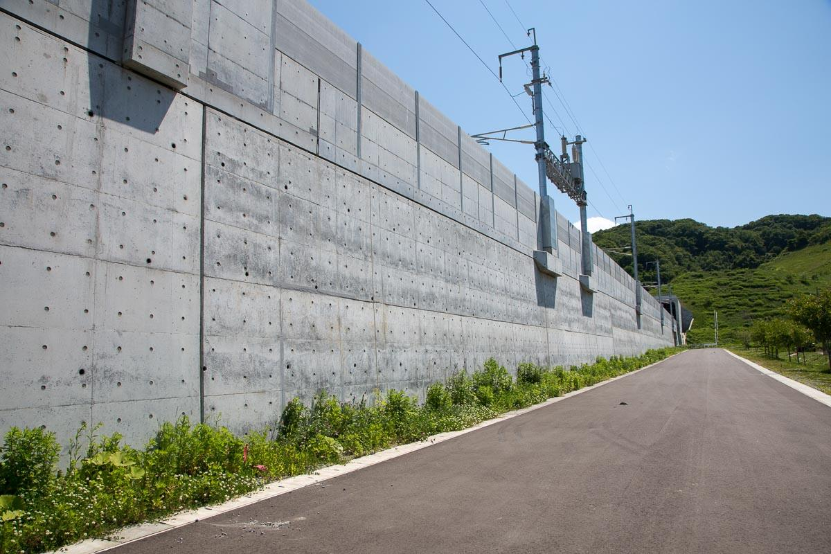 Figur 22 Bank för höghastighetståg inklädd i betong i Japan. Foto: Pär Färnlöf Figur 23 Nybyggd Japansk RRR-bank för höghastighetståg inklädd i betong i Japan. Hokkaido Shinkansen. Foto: Pär Färnlöf. Likt viadukter kan anläggning av bank ske direkt på ytligt eller synligt berg eller på fasta moränjordar.