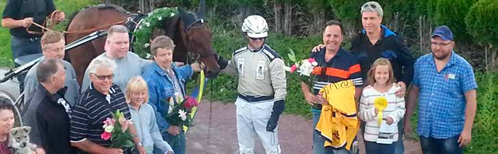 NYHETER 130703 Spets och slut på V86 Magnus Jakobsson tog en säker seger i V86-7 på Åmål ikväll. Med Berne Gustavssons Global Ninja ledde han varje meter av loppet.