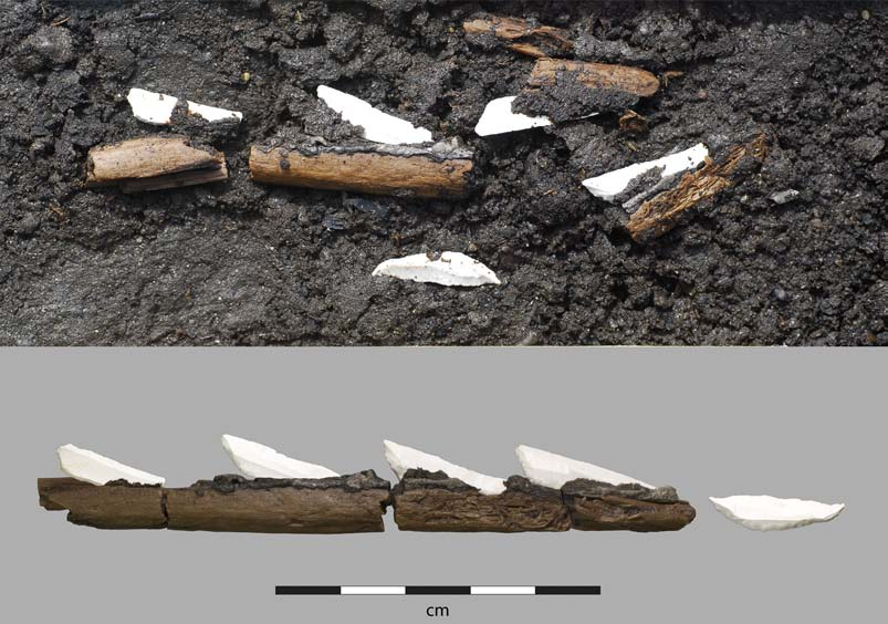 Fig. 16. Träpil med mikroliter från FP581, före upptagningen och efter restaurering. Båda bilder i skala 1:1. Foto: Arne Sjöström.