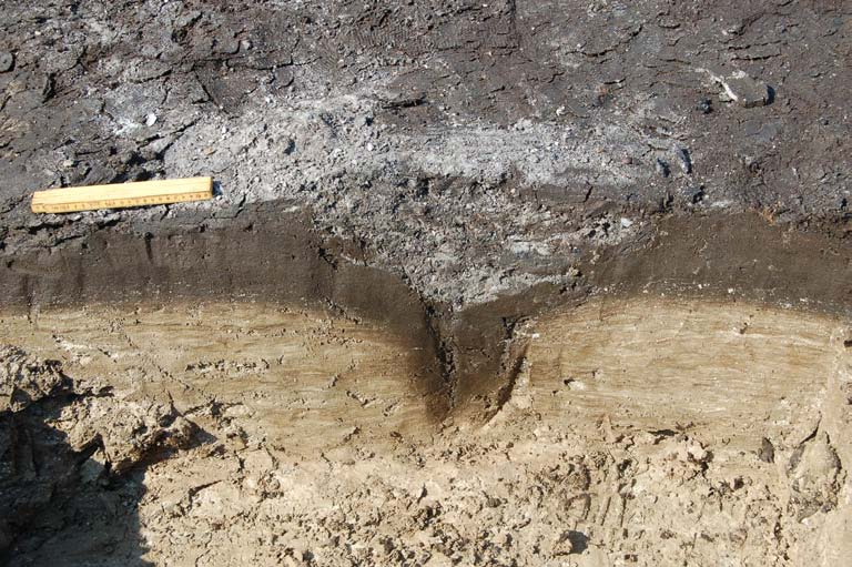 norra delen av lagret påträffades en sandhärd med en grop i den nordvästra kanten. Härden var oval, ca 1,1 x 0,75 m och 0,05 m tjock.