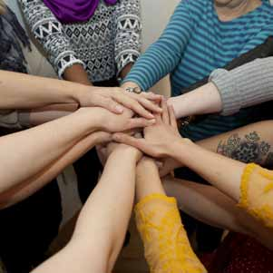 OM ROKS OCH JOURRÖRELSEN Roks står för Riksorganisationen för kvinnojourer och tjejjourer i Sverige. Roks är den enda riksorganisationen i Sverige som jobbar bara för och med kvinno- och tjejjourer.