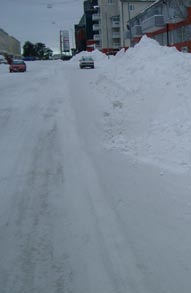 Förstudie Tillgänglighet vintertid 4.2.5 Alltför smal gångbana Gångbanebredderna vintertid tenderar att minska på grund av snön. Detta främst beroende på svårigheter att snöröja effektivt.