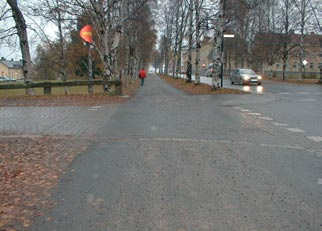 Förstudie Tillgänglighet vintertid Karta 12: Länkar med avbrott på mer än en meter (rött) Foto 20: Exempel på gångstråk som korsas av utfart från järnvägsstationen i Luleå.