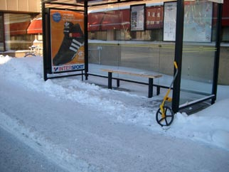 Förstudie Tillgänglighet vintertid Flytta ut trottoarpratare eller reklam från fasaden och placera i området längs kantstenen istället. Ett annat alternativ är att avgränsa med en tydlig kant.
