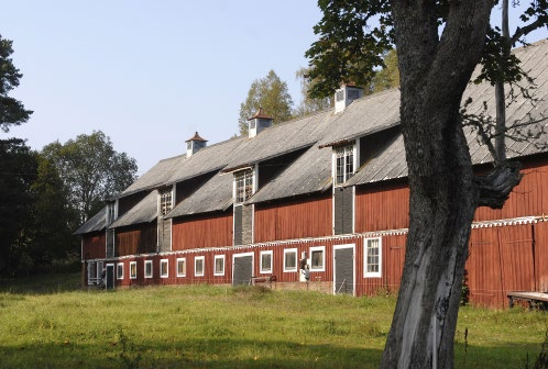 Åfors glasbruk 8. Ladugården Ladugården. Foto: Thomas Lissing. Varje glasbruk hade förr sitt eget lantbruk och var närmast självförsörjande.