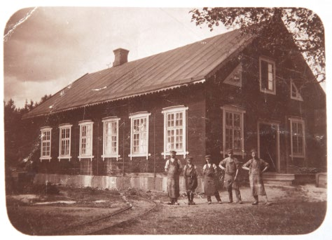 Kulturhistorisk guide i glasbruksmiljö Första sliperiet intill ån, fotograferat kring sekelskiftet 1900.