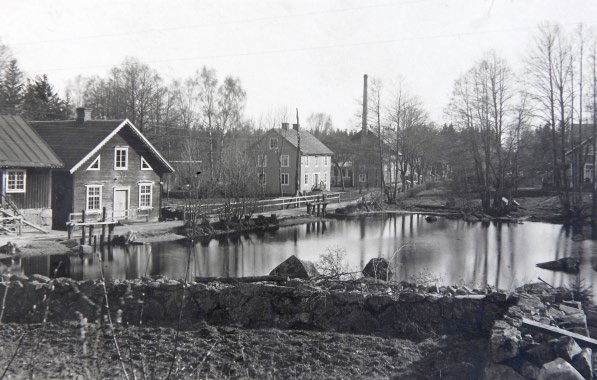 Kulturhistorisk guide i glasbruksmiljö Glasbruket omkring 1920, med kvarnen längst till vänster. Foto: Algutsboda hembygdsförening. 2.