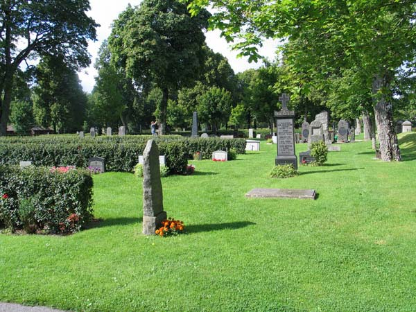 Kornboden från 1761. Idag används huset som bårhus. (KI Madesjö kyrkog 051) Minneslunden. (KI Madesjö kyrkog 075) Övrigt Norr om kvarter G och I ligger den del av kyrkogården som tillkom 1985.