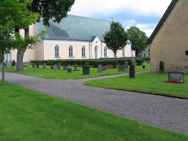 Raderna med gravvårdar är omväxlande fristående eller ryggställda med häckar emellan. Häckmaterialet består främst av häckoxbär i kvarter A och B samt liguster i kvarter C och D.