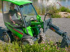 Kompaktlastare Avantredskap Slagklippare Avsedd för klippning av långt gräs, buskmarker, buskar och liknande vegetation. Arbetsbredd: 1200 mm. Klipphöjd: 25-100 mm. Antal slagor: 16 st.