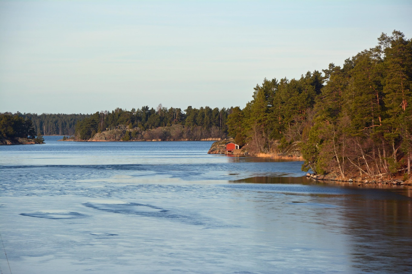 Bild från bron över Finnleden Skogsgård i S:t Annas skärgård Bli ägare till en skogsgård med 1,2 km egen strand och vacker utsikt över Finnfjärden. Skogsfastigheten om ca 78 ha, jakt och fiske ingår.