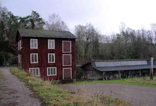 S03 Asige Några utvalda byggnader i Asige socken 915 Asige-Backen 1:1 Gård med välbevarad huvudbyggnad uppförd 1855. Klass C. Ligger inom kulturmiljö 9, Asige, i Bygd att vårda!