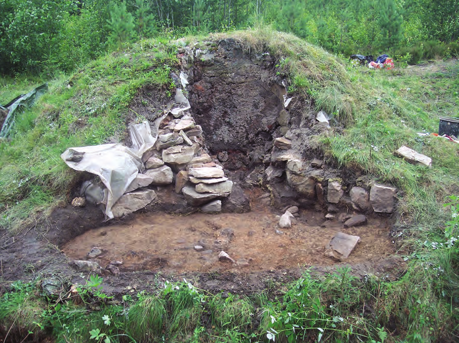 Figur 5. Masugnsruinen vid Lapphyttan delvis framrensad inför den arkeologiska undersökningen 2009. Fotograferat av Catarina Karlsson från öster.