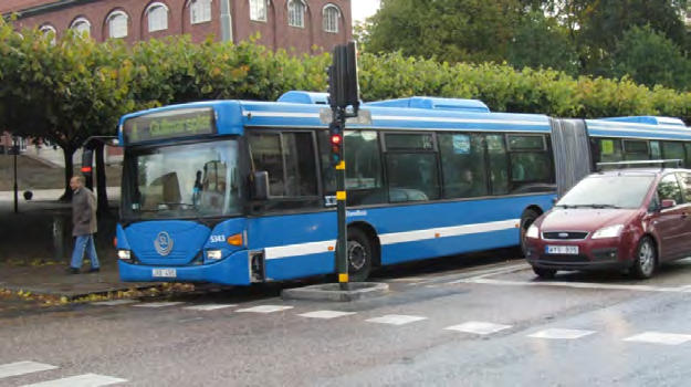 Figur 15 (t v): Övrig trafik hålls tillbaka så att bussen kan passera fram till signalen vid rött. Vid grönt ska bussen lämnas företräde på samma sätt som om den lämnar en hållplats.