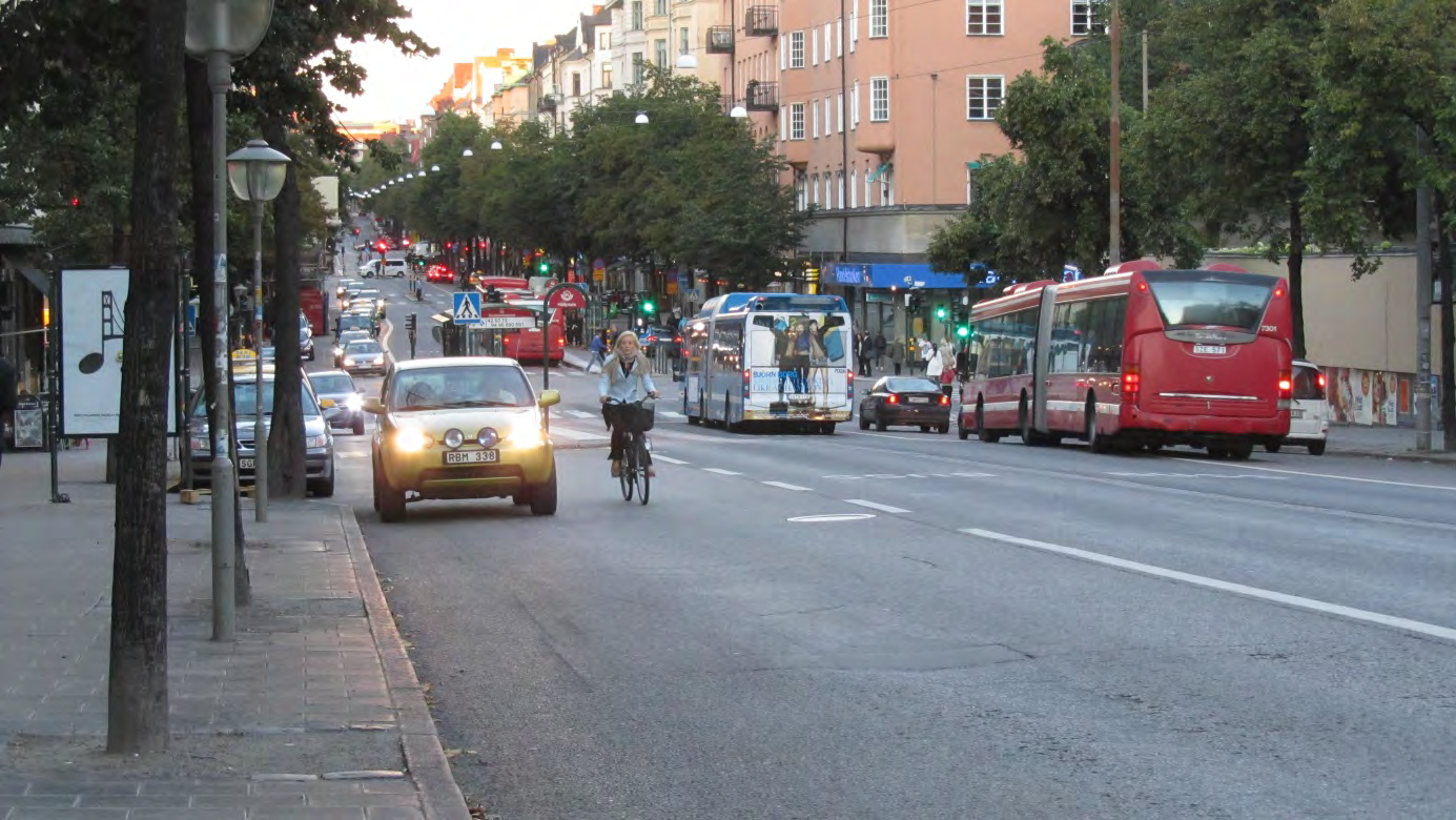 Figur 16: Signalreglerad fyrvägskorsning med bussprioritering i tillfarterna på en av gatorna. Gaturummets totala bredd med enkelriktade gång- och cykelbanor på båda sidor av vägen är 19,5 meter.