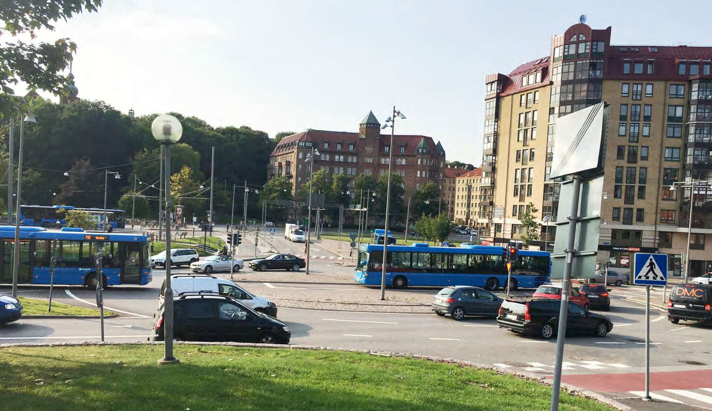 Figur 17: Cirkulationsplatsutformning med prioritet för busstrafik som ska rakt fram på en av gatorna.