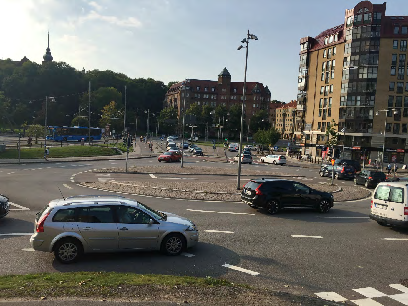 Bild 13: I denna bild syns det bättre hur den genomkörningsbara mittrondellen är utformad. Göteborg. Foto: Maria Nordlöf, WSP.