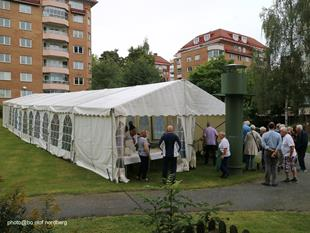 Tur vi hade tält när det var gårdsfest Första lördagen i september brakade det loss. Maken till regn hade vi inte varit med om på länge. Det inte bara smattrade på tälttaket under gårdsfesten.