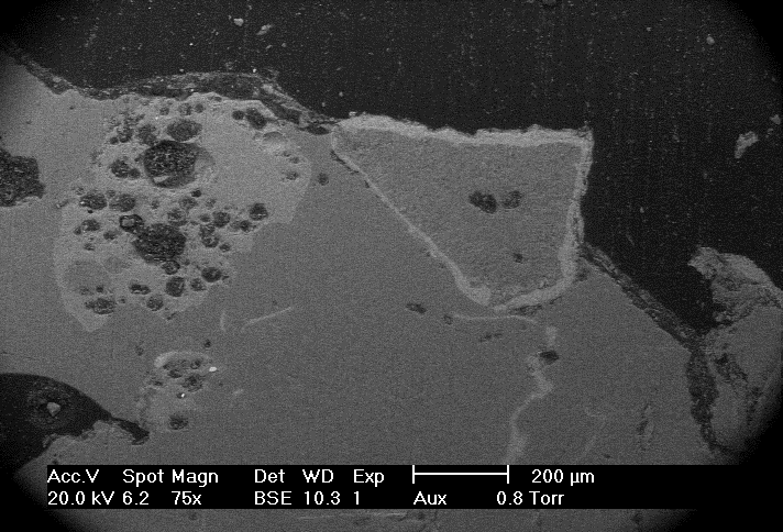 Figur 119. Foto med SEM på agglomerat uttagen den 2004-03-24. Figure 119. Photo with SEM on sintered bed sand from 2004-03-24.