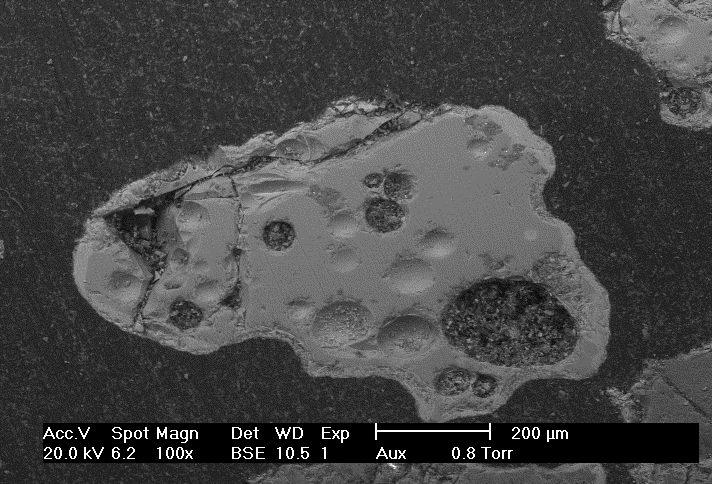 Figur 42. Foto på typiskt äldre hyttsandkorn, provuttag den 23/3. Figur 43. Foto på 5-8 dygn gammalt hyttsandskorn, 2/3. Figure 42. Photo of a typical older hyttsand particle, sample taken 3/23.