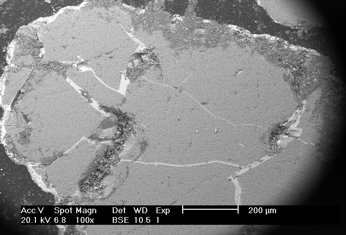 Figur 74. Foto med SEM på bäddsand uttagen den 2004-01-21. Figure 74. Photo with SEM on bed sand from 2004-01-21. Figur 75 visar ett yngre kvartskorn.