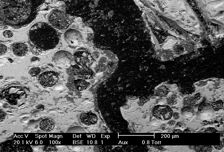 Figur 82. Foto med SEM på bäddsand uttagen den 2004-02-24 kl: 07.00. Figure 82. Photo with SEM on bed sand from 2004-02-24 kl:07.00. Figur 82 visar ett kalium fältspat korn med en tydlig beläggning som troligen har införts med bränslet.