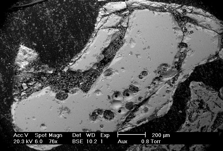 Figur 85. Foto med SEM på bäddsand uttagen den 2004-02-26. Figure 85. Photo with SEM on bed sand from 2004-02-26.