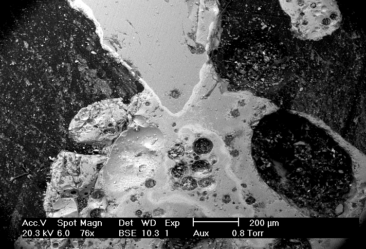 Figur 93. Foto med SEM på agglomerat uttagen den 2004-02-27. Figure 93. Photo with SEM on sintered bed sand from 2004-02-27. Figur 94 är ett foto på ett annat agglomerat.