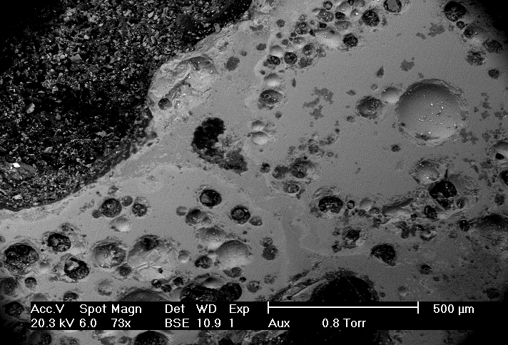 Figur 95. Foto med SEM på agglomerat uttagen den 2004-02-27. Figure 95. Photo with SEM on sintered bed sand from 2004-02-27.