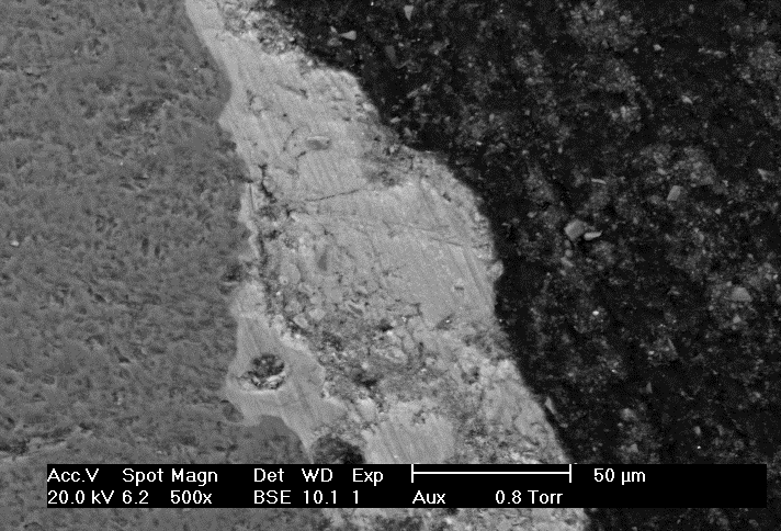 Figur 103 visar ett kalium fältspat korn. Beläggningen uppskattas till mellan 20 och 30 µm. Kornets ålder är max 5 dagar. Figur 104. Foto med SEM på bäddsand uttagen den 2004-03-02. Figure 104.