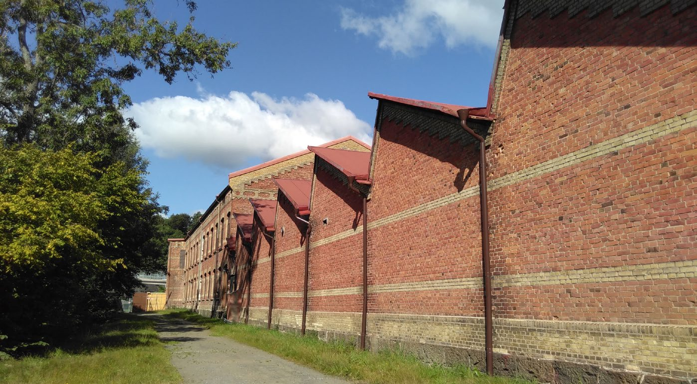 Långa fasader vid fabriksbyggnaderna. Trygghet Trygghet är tätt sammanlänkat med både funktionsblandning och tillgänglighet.