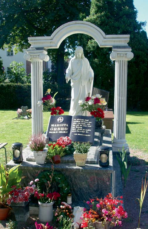 DEN MÅNGKULTURELLA KYRKOGÅRDEN SVENSKA KYRKAN ÄR PÅ de flesta orter huvudman för begravningsverksamheten.