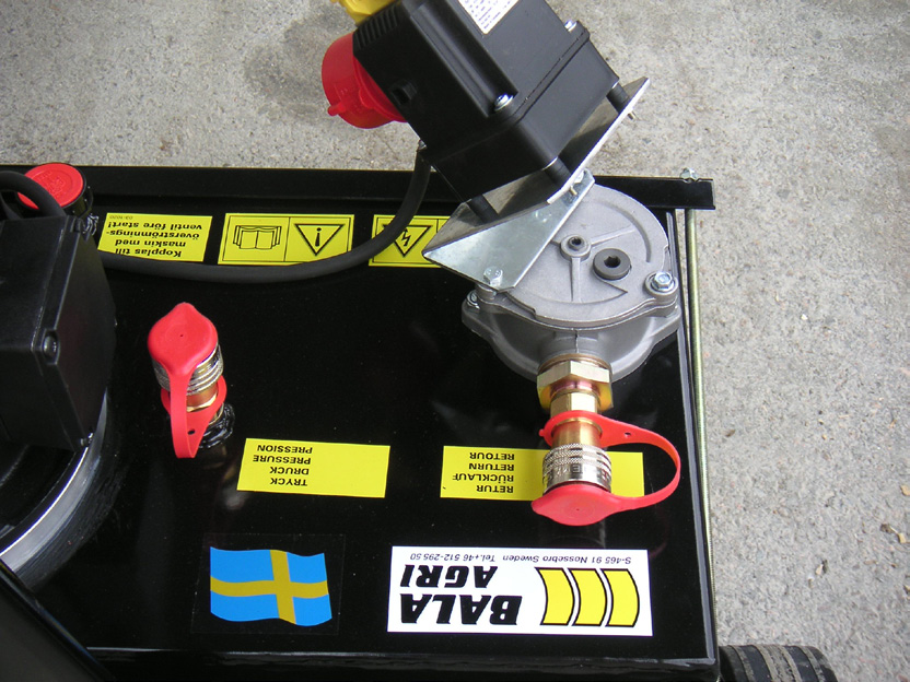 MONTERING Aggregatet levereras med motorskydd och kabel med motorhandske. Hydraulolja medföljer ej. Fyll på olja i aggregatet. Tanken rymmer 44 liter men 33 liter räcker för drivning av BALAs klyvar.