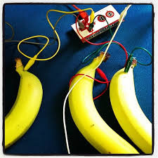 MakeyMakey Gör din egen controller! (från 7 år) Prova på att spela piano med t.ex. bananer eller trolldeg. Du kopplar en USB till datorn och klämmorna sätter du i vad du vill!