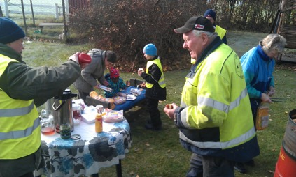 aktivitet kring grillen. Detta inslag i byalagets samlingar har nu blivit tradition och kommer säkert att återkomma.