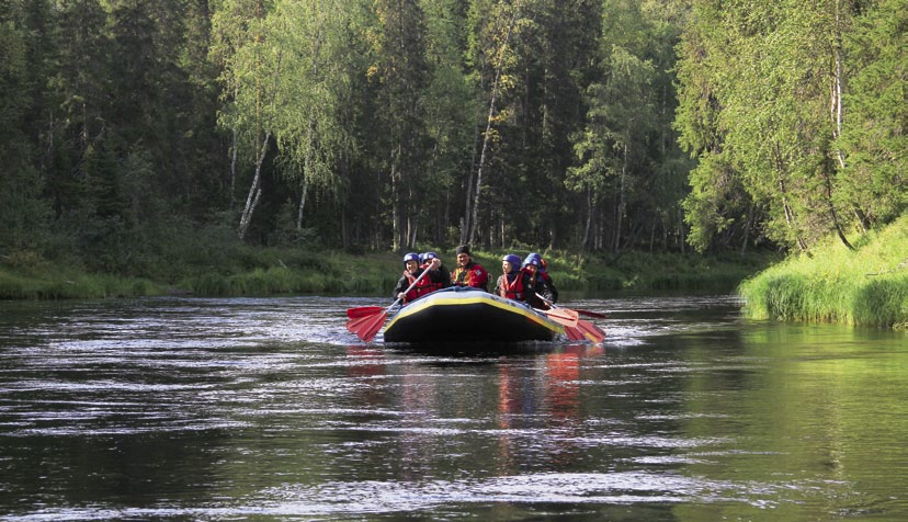 Att paddla på Kitkajoki i Oulanka är en oförglömlig upplevelse. En kunnig turistföretagare introducerar även nybörjaren i paddlingskonsten på ett säkert sätt och med respekt för naturen.